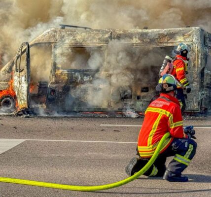 Flammen zerstören Wohnmobil: Mädchen entkommt dem Inferno nur um Haaresbreite 👇