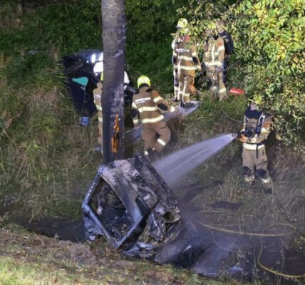 Auto breekt doormidden en vliegt in brand na botsing tegen boom in Lunteren. Bestuurder overleeft op wonderbaarlijke wijze! 👇