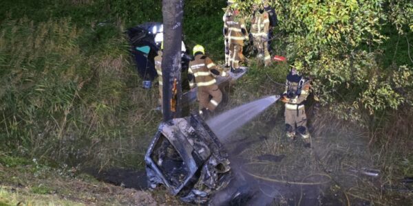 Auto breekt doormidden en vliegt in brand na botsing tegen boom in Lunteren. Bestuurder overleeft op wonderbaarlijke wijze! 👇