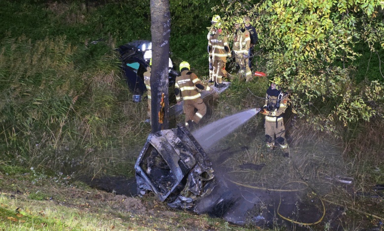 Auto breekt doormidden en vliegt in brand na botsing tegen boom in Lunteren. Bestuurder overleeft op wonderbaarlijke wijze! 👇