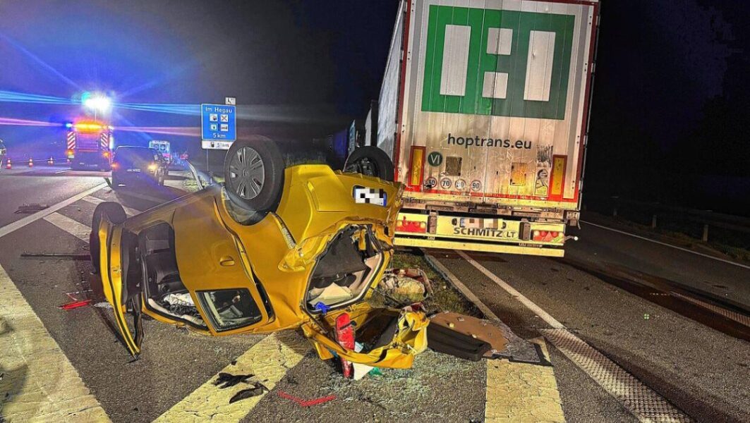 Schwerer Unfall nahe Mühlhausen: Auto völlig zerstört, Verdacht auf ungewöhnliches Fahrverhalten des Fahrers 👇