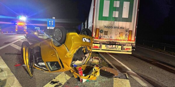 Schwerer Unfall nahe Mühlhausen: Auto völlig zerstört, Verdacht auf ungewöhnliches Fahrverhalten des Fahrers 👇