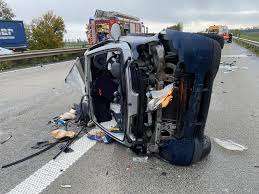 Fahrerin aus Smart geschleudert nach Horror-Crash! 👇