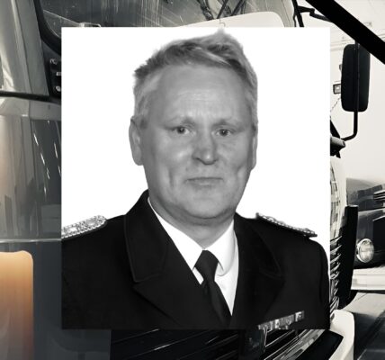 Trauer in Mecklenburg: Feuerwehrchef Dirk Prieß stirbt nach 39 Jahren Dienst – Blaulichtfamilie nimmt Abschied 👇