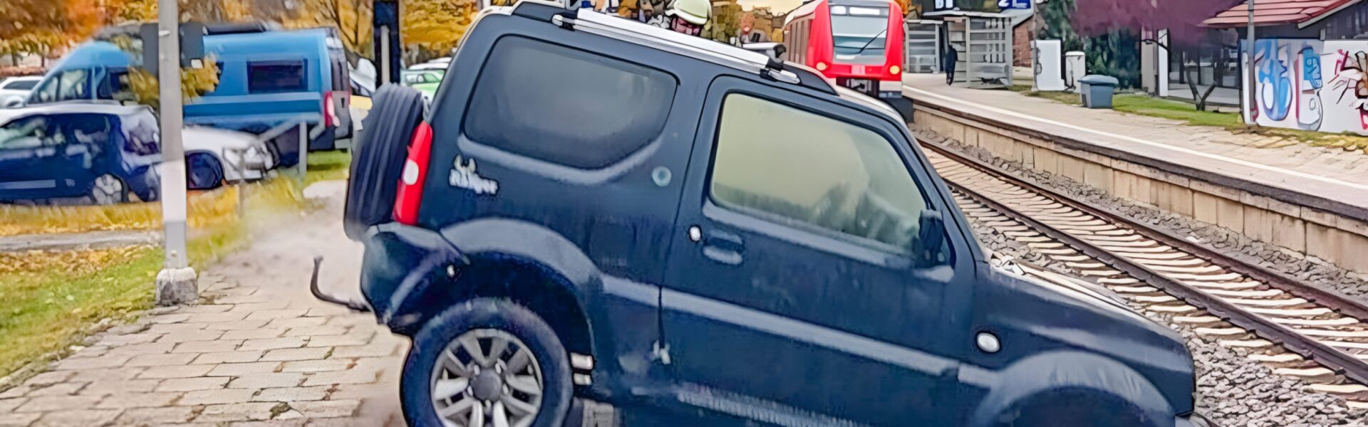 SUV rast plötzlich auf Gleis – mysteriöser Unfall am Münchner S-Bahnhof sorgt für Chaos und Sperrung 👇