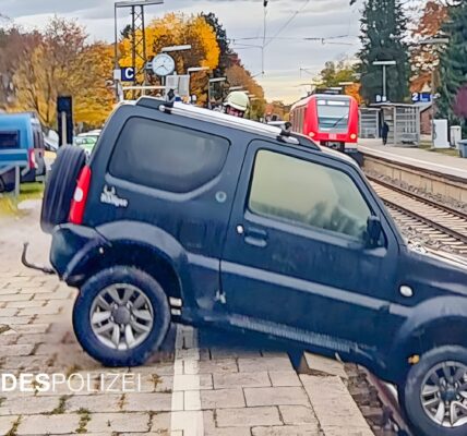 SUV rast plötzlich auf Gleis – mysteriöser Unfall am Münchner S-Bahnhof sorgt für Chaos und Sperrung 👇