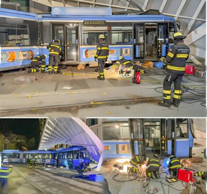 Tram entgleist und kracht in Haltestelle