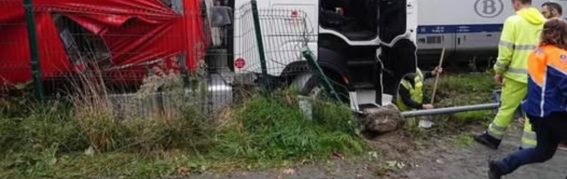 Truck klem op spoor – seconden later raast trein erop in!