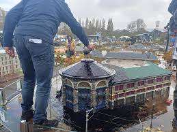 Miniatuurwinkel in Madurodam doelwit van oliedaad – Activisten slaan opnieuw toe met schokkende boodschap tegen fast fashion ‼️👇