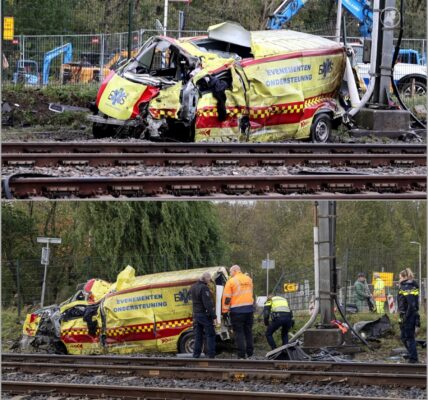 Trein ramt ambulance in Halfweg: geen gewonden, maar het had heel anders kunnen aflopen💥👇