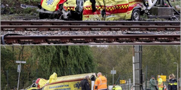 Trein ramt ambulance in Halfweg: geen gewonden, maar het had heel anders kunnen aflopen💥👇