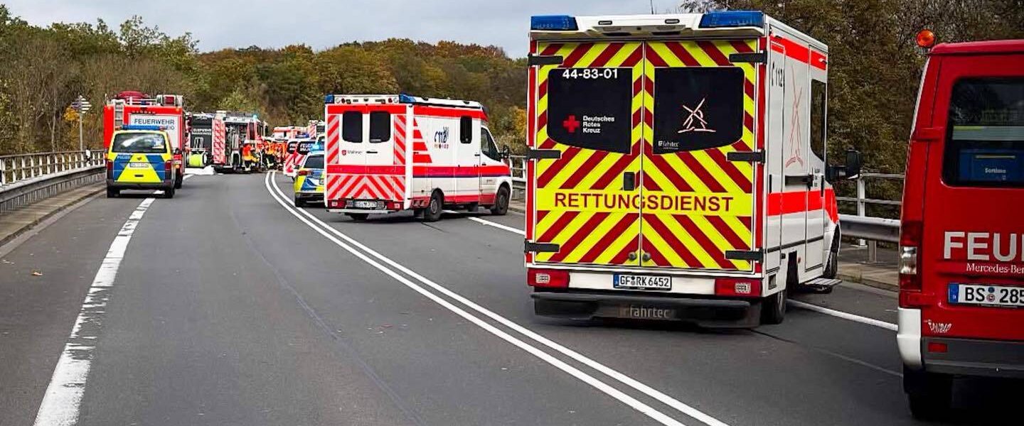 BMW stort van brug na wilde vlucht — drie doden en een verontrustende ontdekking aan het licht gekomen