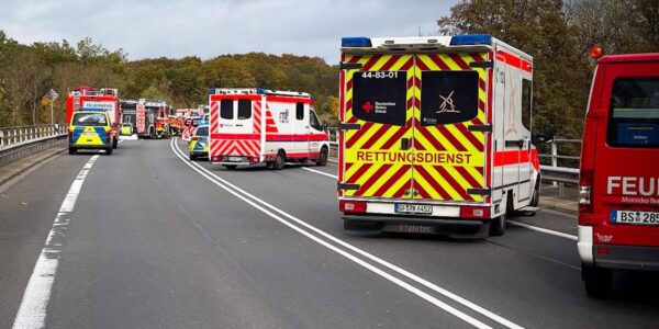 BMW stort van brug na wilde vlucht — drie doden en een verontrustende ontdekking aan het licht gekomen