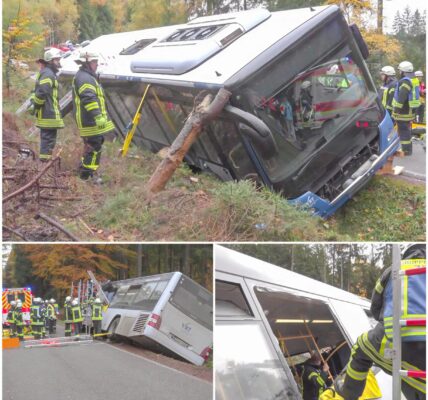 Dramatischer Schulbus-Unfall bei Mandern: 49 Kinder entkommen nur knapp einer Katastrophe