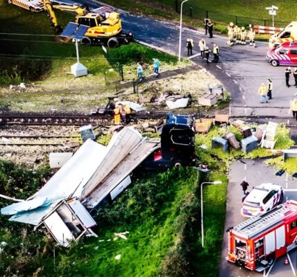 🚨 Schok in Meteren – De verbijsterende reden waarom ProRail truckchauffeurs aanraadt door de slagbomen te rijden👇