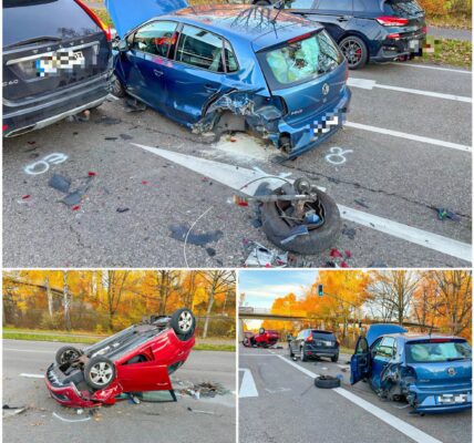 Spektakulärer Verkehrsunfall in Kempten: Autofahrerin kracht ungebremst in wartende Fahrzeuge – zwei Verletzte, hoher Sachschaden