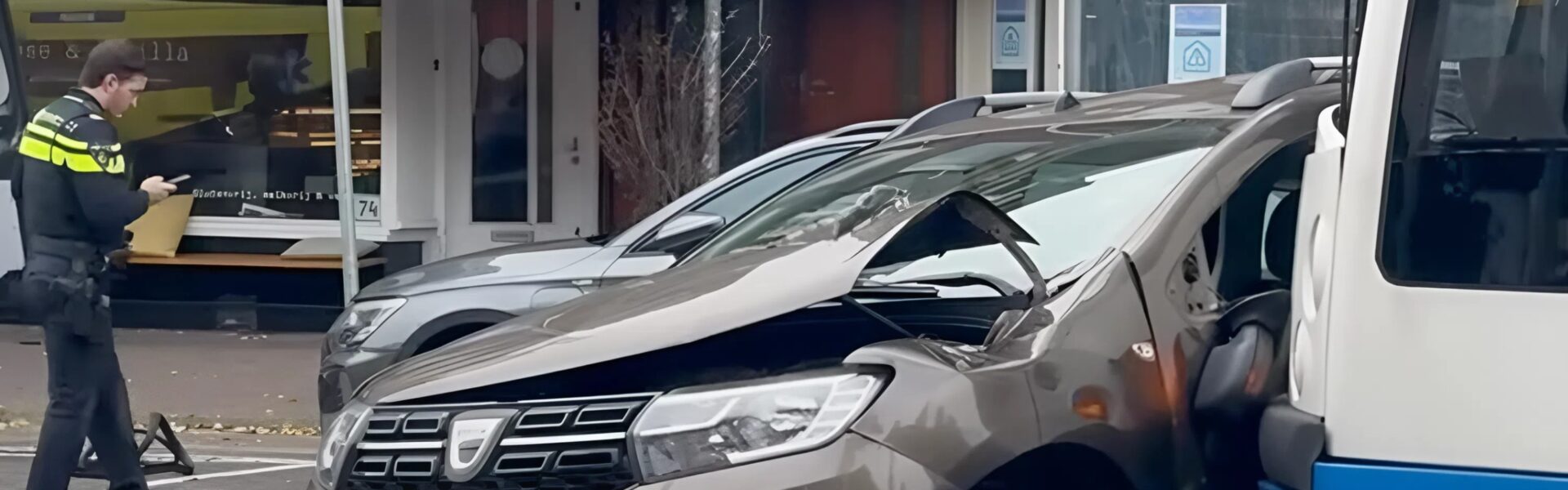 AMSTERDAMSE RAMP: Auto en tram botsen bij tragisch ongeluk, politie onderzoekt de mogelijkheid van een fatale fout