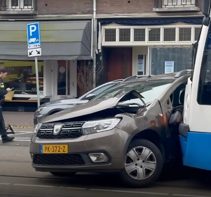 AMSTERDAMSE RAMP: Auto en tram botsen bij tragisch ongeluk, politie onderzoekt de mogelijkheid van een fatale fout