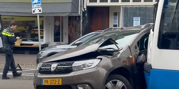 AMSTERDAMSE RAMP: Auto en tram botsen bij tragisch ongeluk, politie onderzoekt de mogelijkheid van een fatale fout