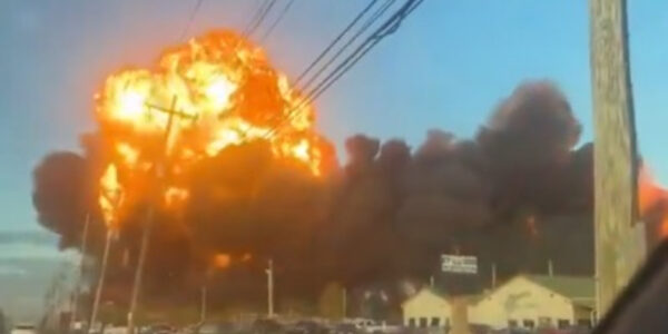 Tragödie in Kentucky: UPS-Frachtflugzeug sturzt auf Raststätte – mindestens 11 Verletzte, Ermittlungen laufen auf Hochtouren