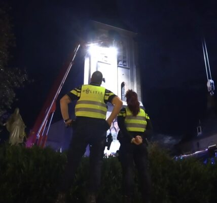 Man valt uit kerktoren en raakt zwaargewond in Kilder