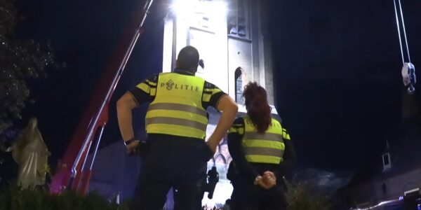 Man valt uit kerktoren en raakt zwaargewond in Kilder