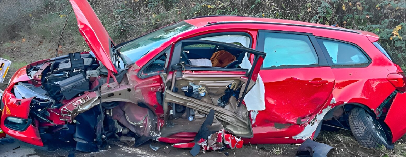 Schock auf der B271: Drei Schwerverletzte, Autos total zerstört – Ursache des Horror-Crashs schockiert alle! 🚨💥