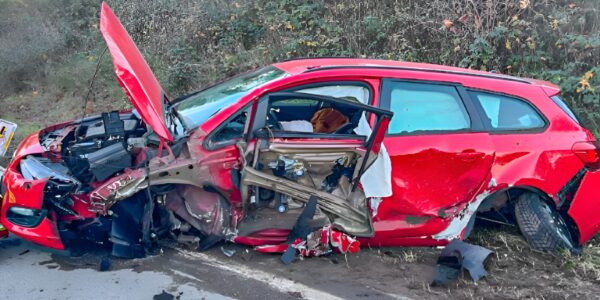 Schock auf der B271: Drei Schwerverletzte, Autos total zerstört – Ursache des Horror-Crashs schockiert alle! 🚨💥