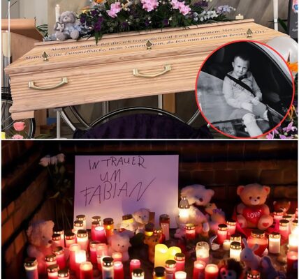 Ermordeter Junge beigesetzt : Die letzten Worte an Fabian schrieb Mama auf seinen Sarg....