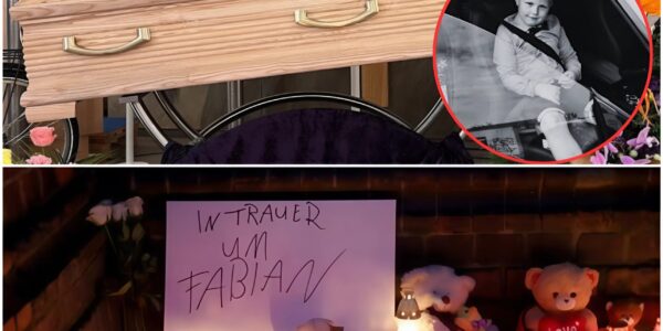 Ermordeter Junge beigesetzt : Die letzten Worte an Fabian schrieb Mama auf seinen Sarg....