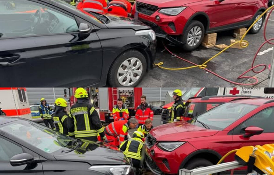 Drama auf dem Supermarkt-Parkplatz: Frau wird nach Frontalcrash unter Auto eingeklemmt – Lebensgefahr!