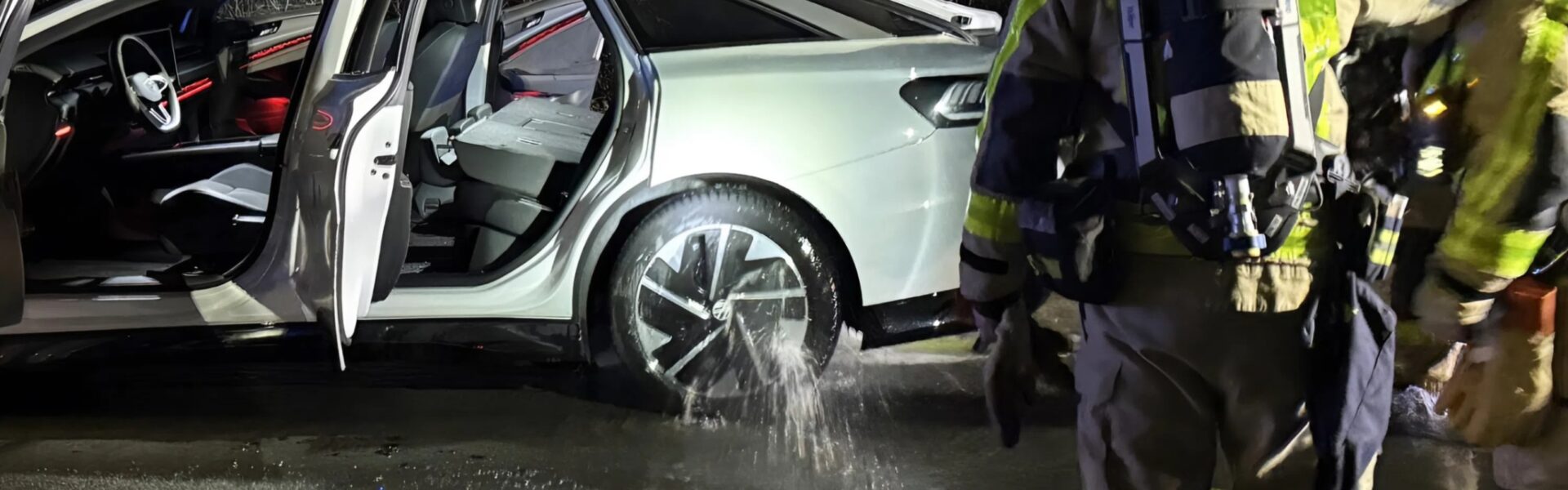 Elektroauto in Flammen: Aufwendiger Feuerwehreinsatz in Bottrop...