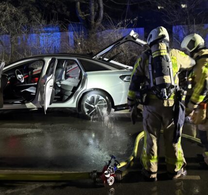 Elektroauto in Flammen: Aufwendiger Feuerwehreinsatz in Bottrop...