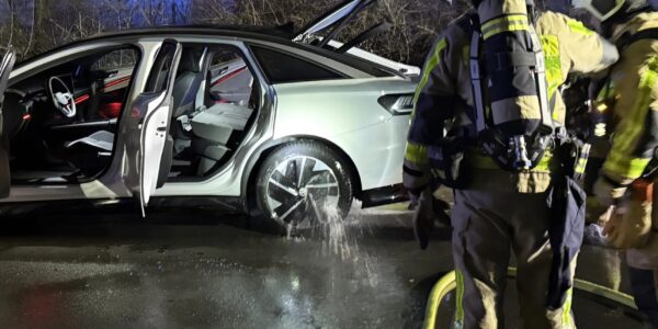 Elektroauto in Flammen: Aufwendiger Feuerwehreinsatz in Bottrop...