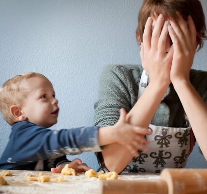 Tragödie in Oberösterreich: Mutter überfährt aus Versehen ihr einjähriges Kind – ein Moment der Unachtsamkeit mit tödlichen Folgen