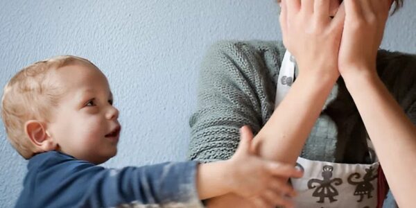 Tragödie in Oberösterreich: Mutter überfährt aus Versehen ihr einjähriges Kind – ein Moment der Unachtsamkeit mit tödlichen Folgen