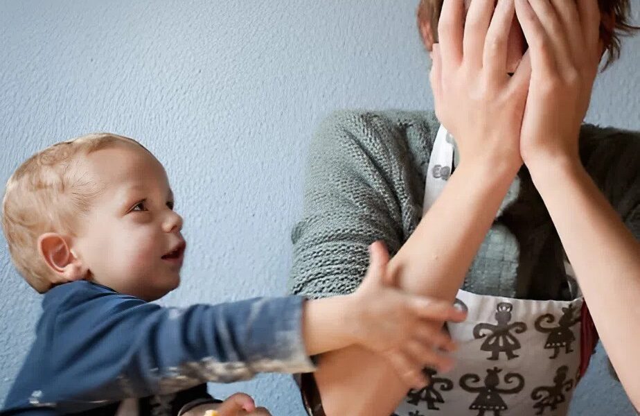 Tragödie in Oberösterreich: Mutter überfährt aus Versehen ihr einjähriges Kind – ein Moment der Unachtsamkeit mit tödlichen Folgen