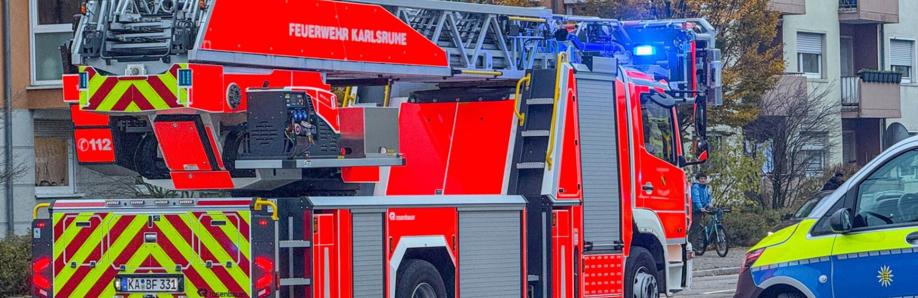 Großeinsatz in Karlsruhe-Oststadt: Polizei und Feuerwehr sichern Person in psychischem Ausnahmezustand