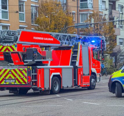 Großeinsatz in Karlsruhe-Oststadt: Polizei und Feuerwehr sichern Person in psychischem Ausnahmezustand
