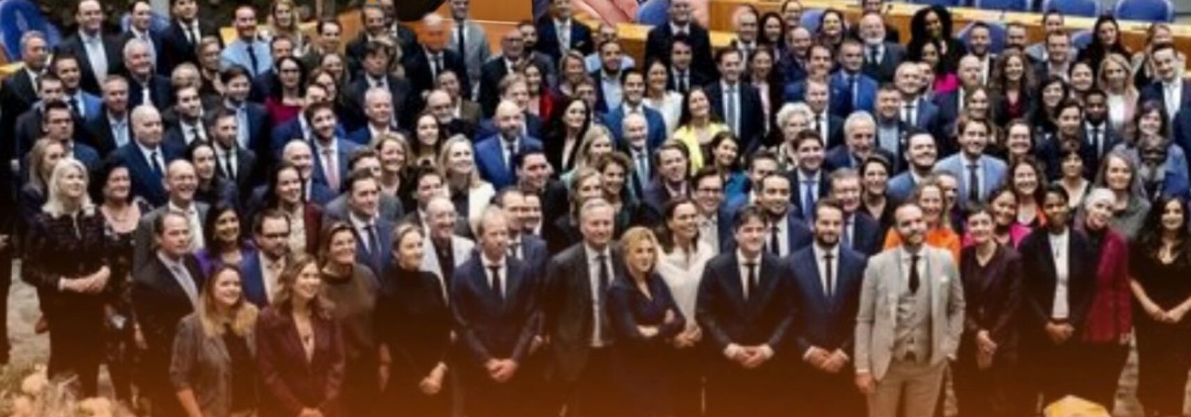 “De Lege Stoel van Frans Timmermans” — Hoe de Oud-Partijleider Zijn Laatste Kans op Een Waardig Afscheid Liet Glippen