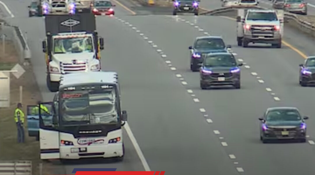 Mann stürzt vom Dach eines fahrenden Reisebusses auf der A7: Polizei ermittelt – Passagiere in Schock