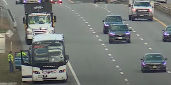 Mann stürzt vom Dach eines fahrenden Reisebusses auf der A7: Polizei ermittelt – Passagiere in Schock