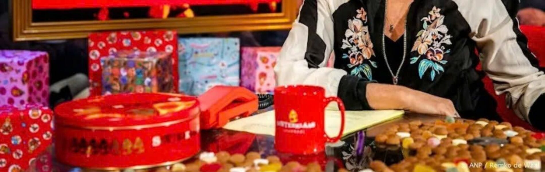 Intocht van Sinterklaas eindigt met eerbetoon aan Dieuwertje Blok