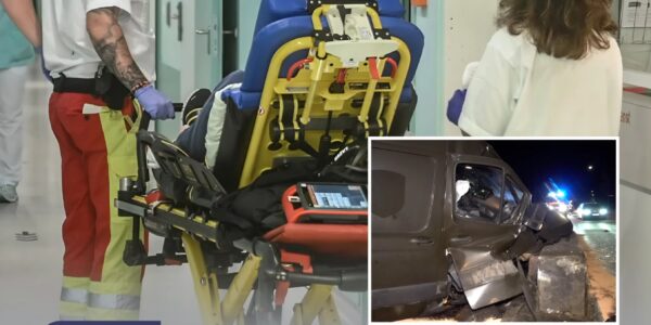 Pakettransporter kracht in Betonmauer – Fahrer verletzt