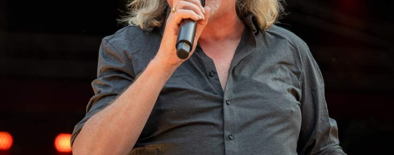 VROEGE TRAGEDIE: Volkszanger René Karst (59) Overleed Stil in Zijn Slaap – Fans en Collega’s In Diepe Rouw