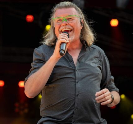 VROEGE TRAGEDIE: Volkszanger René Karst (59) Overleed Stil in Zijn Slaap – Fans en Collega’s In Diepe Rouw