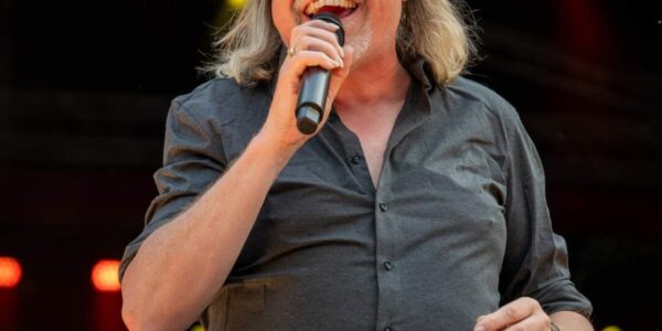 VROEGE TRAGEDIE: Volkszanger René Karst (59) Overleed Stil in Zijn Slaap – Fans en Collega’s In Diepe Rouw