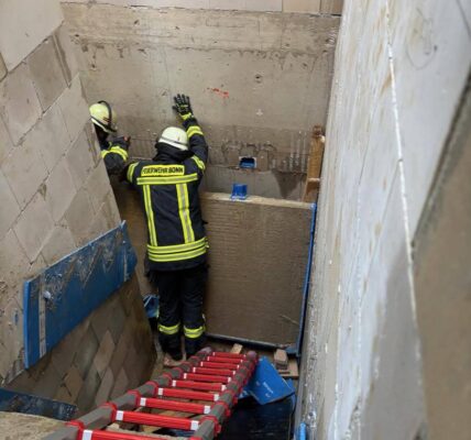 1,5 Tonnen schwere Treppe stürzt ein: Zwei Bauarbeiter in Rohbau begraben – unglaubliches Glück im Unglück