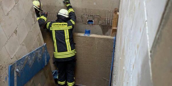 1,5 Tonnen schwere Treppe stürzt ein: Zwei Bauarbeiter in Rohbau begraben – unglaubliches Glück im Unglück