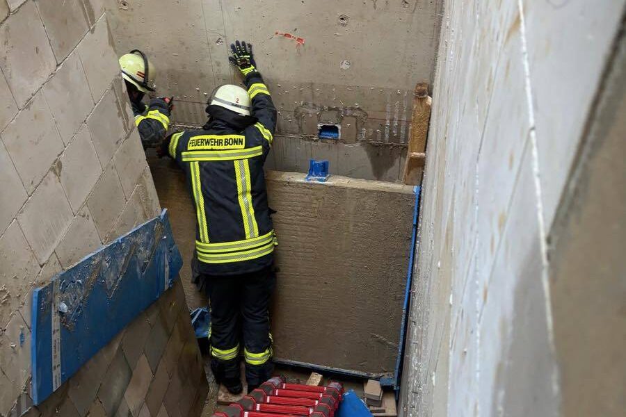 1,5 Tonnen schwere Treppe stürzt ein: Zwei Bauarbeiter in Rohbau begraben – unglaubliches Glück im Unglück